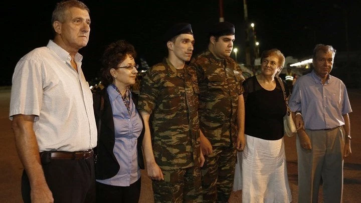 Η Άγκυρα επέστρεψε τα κινητά στους δύο Έλληνες στρατιωτικούς
